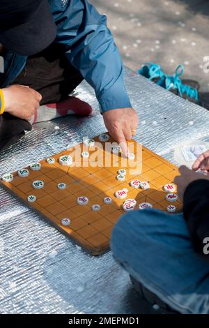 Corée du Sud, Séoul, Jongno, Parc Jongmyo, hommes jouant à des jeux de société Banque D'Images