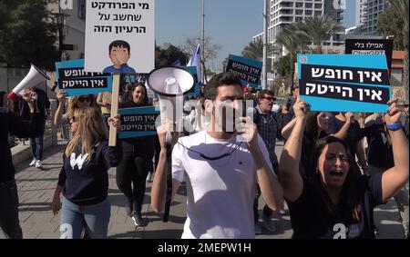 TEL AVIV, ISRAËL - JANVIER 24 : des centaines d'employés d'entreprises de haute technologie israéliennes tiennent des panneaux indiquant « pas de liberté, pas de haute technologie » lors d'une manifestation contre le gouvernement actuel et sa proposition de réviser radicalement le système judiciaire de 24 janvier 2023 à tel Aviv, Israël. Plusieurs entreprises et startups israéliennes de haute technologie ont permis à leurs employés de participer à une grève générale de plusieurs heures pour protester contre la réforme controversée du système juridique israélien. Crédit : Eddie Gerald/Alay Live News Banque D'Images