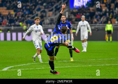 Milan, Italie. 23rd janvier 2023. Robin Gosens (8) d'Inter vu dans la série Un match entre Inter et Empoli à Giuseppe Meazza à Milan. (Crédit photo : Gonzales photo/Alamy Live News Banque D'Images