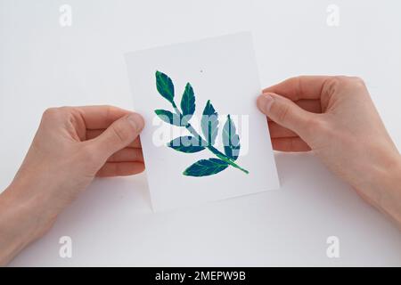Impression Lino de feuilles vertes sur la tige avec ajout de la deuxième couleur de bleu, gros plan Banque D'Images