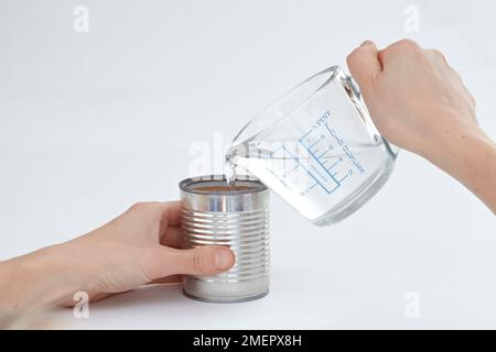 Ajouter de l'eau à la boîte contenant du sable pour éviter les botences, en gros plan, faire de la boîte en forme de lanterne Banque D'Images