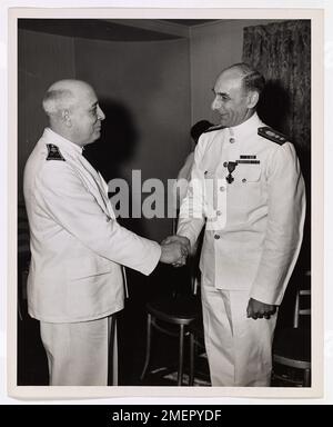 Amiral de la Garde côtière honoré par les Français. Lyndon Spencer (à droite), sous-ministre adjoint de la Garde côtière, reçoit la Croix de guerre française avec l'étoile d'or de Raymond Fernard, chef de la mission navale française aux États-Unis. L'amiral Spencer, ancien commandant du transport d'invasion USS Bayfield, avec équipage de la Garde côtière, a remporté le prix des « services exceptionnels rendus pendant la libération de la France ». Actuellement en poste au quartier général de la Garde côtière à Washington, l'amiral Spencer est chef adjoint des opérations et supervise la marine marchande et la sécurité portuaire de Matt Banque D'Images