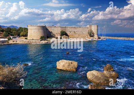 Château de Kyrenia, dans le nord de Chypre, sur fond de ciel nuageux. Paysage pittoresque du château de Girne dans le vieux port de Kyrenia Banque D'Images