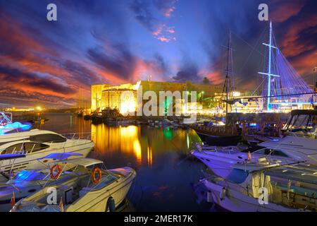 Port de Kyrenia dans le nord de Chypre en fin de soirée avec la toile de fond du ciel de coucher du soleil. Paysage de soirée pittoresque du vieux port de Girne W Banque D'Images