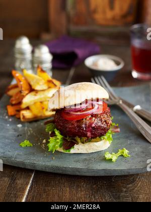 La viande bovine, les betteraves et le stilton burger en bap, servi avec des chips de légumes Banque D'Images