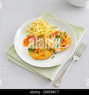 Beignets de légumes râpés de style thaï, servis avec salade de nouilles et de betterave et sauce douce au Chili Banque D'Images