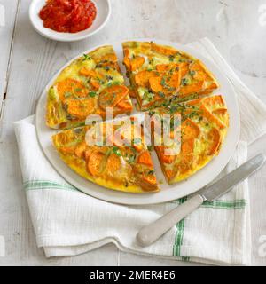 Patate douce et tortilla poireaux garnies de thym, servies avec une sauce tomate fraîche Banque D'Images