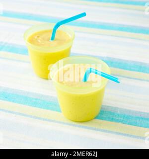 Banane, mangue et du yaourt smoothie Banque D'Images