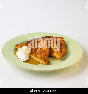 Brioche façon pain perdu avec du yaourt et sirop d'érable Banque D'Images