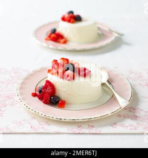 Panna cotta aux fruits d'été Banque D'Images