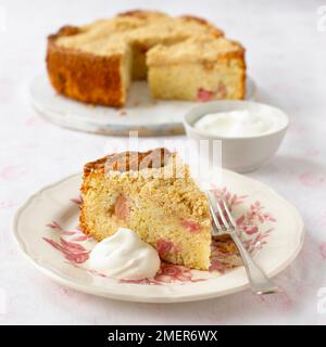 Crumble à la rhubarbe et cuillerée de crème Banque D'Images