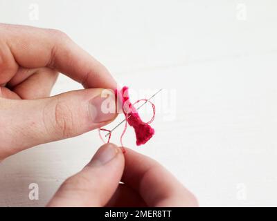 En faisant un noeud en feutre, surpiqûres autour du bord à l'aide d'une couture de couverture Banque D'Images