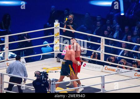 11-28-2015Dusseldorf, Allemagne. Tyson Fury obtient son long menton gauche Wladimir Klitschko, mais Klitschko a manqué (gant rouge à la gauche de la tête de Fury). GR Banque D'Images