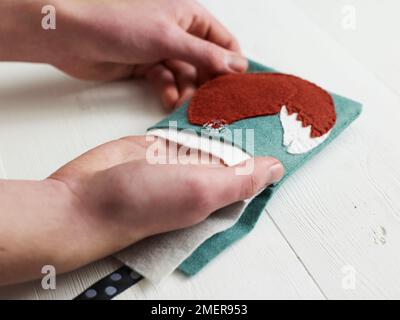 Insertion de la doublure dans le sac en feutre à motif renard Banque D'Images