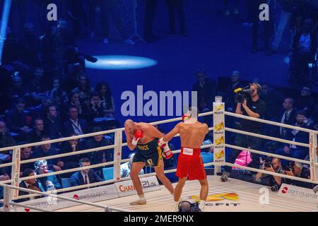 11-28-2015Dusseldorf, Allemagne. Tyson Fury se déplace à gauche de Wladimir Klitschko pour s'éloigner de l'attaque et de la droite directe. Carl Froch Banque D'Images