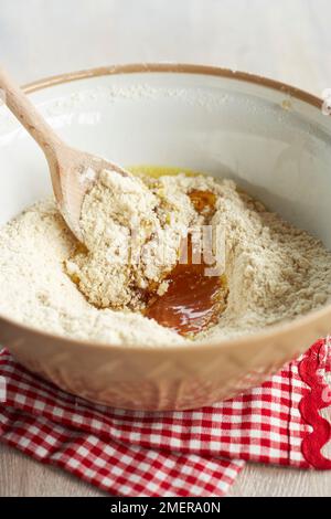 Remuer dans le sirop d'or et l'oeuf et mélanger ensemble, faire des biscuits de pain d'épice Banque D'Images