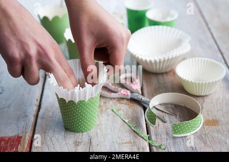 Placez les cupcakes dans des tasses à espresso pour préparer des gâteaux en pot de fleurs Banque D'Images