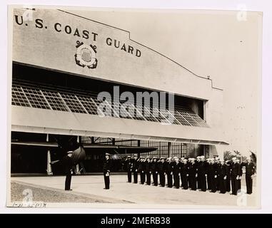 Cette image montre le rassemblement général à la base aérienne de Miami, avec le lieutenant C.B. Olsen au commandement. Le Muster est une Assemblée militaire qui réunit du personnel pour des mises à jour importantes et des séances d'information opérationnelles pendant les opérations de la Garde côtière dans la région. Banque D'Images