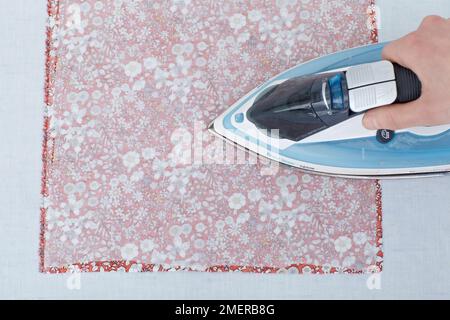 Repasser sur l'interface avec le tissu Banque D'Images