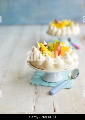 Couronnes de meringue recouvertes de fruits frais Banque D'Images