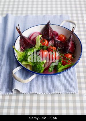 Légumes rôtis, oignons rouges, betteraves, brocoli, tomates cerises Banque D'Images