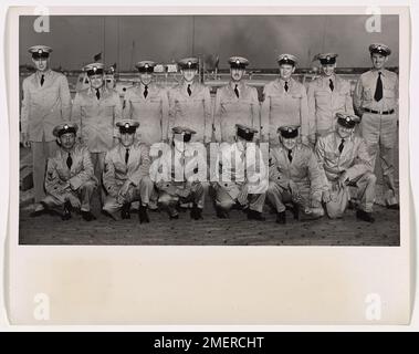 Photographie des hommes des réserves temporaires, qui embarqueront à bord de leurs bateaux pour patrouiller le fleuve Mississippi. Après avoir terminé leur rassemblement, ces hommes des réserves temporaires embarqueront à bord de leurs bateaux pour patrouiller le Mississippi. Première rangée, de gauche à droite Jack Schultz, Cox., John Wwill, Cox., Berney Evans, Cox., C. J. Mesinger, B.M. 2/c, Carl Leckler, Cox., Et Wm. Twomey, mer. 1/c. Deuxième rangée, de gauche à droite, J. M. Brouster, B. M. 2/c, Dan Tracy Sea. 1/c, H. L. Hauchins Cox., L. L. Dahm, Sea. 1/c, L. Youngman, mer. 1/c, N. H. Wensel, Cox., L. L. Goebel, MoMm 3/c et John Morgan, Y1/c. Banque D'Images