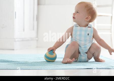 Petite fille, jouer avec des jouets mous ball, 9 mois Banque D'Images