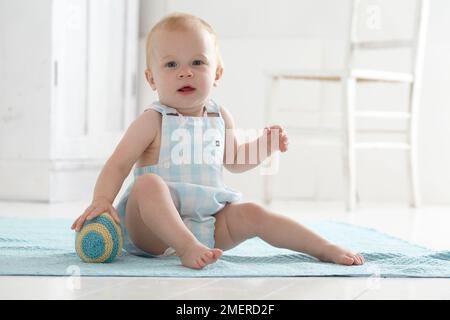 Petite fille, jouer avec des jouets mous ball, 9 mois Banque D'Images