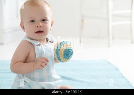 Petite fille, jouer avec des jouets mous ball, 9 mois Banque D'Images