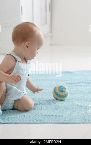 Petite fille, jouer avec des jouets mous ball, 9 mois Banque D'Images