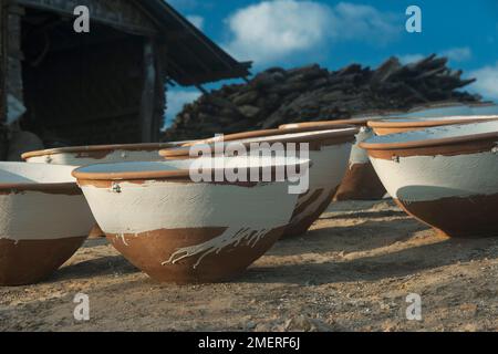 Myanmar, Nord du Myanmar, Kyaukmyaung, martaban bocaux sécher au soleil en dehors de l'atelier Banque D'Images