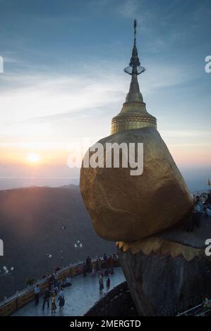 Myanmar, Sud-est du Myanmar, Pagode Kyaiktiyo, Golden Rock Banque D'Images