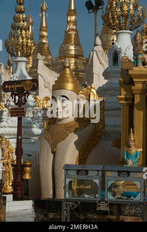 Myanmar, Yangon, Shwedagon Paya, stupas et poste planétaire Banque D'Images