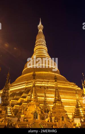 Myanmar, Yangon, Shwedagon Paya, vue générale la nuit Banque D'Images