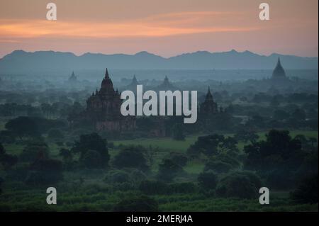 Myanmar, Myanmar occidental, Bagan, lever du soleil de Shwesandaw Banque D'Images