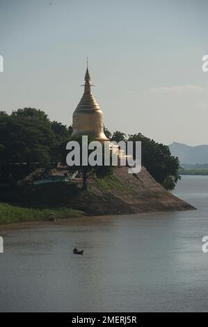 Myanmar, Myanmar occidental, Bagan, Temple Lawkananda sur le bord de la rivière Ayeyarwady Banque D'Images