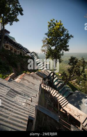 Myanmar, Birmanie occidentale, Bagan, Mont Popa, escaliers jusqu'au sommet Banque D'Images