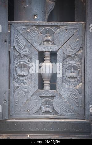 Myanmar, région de Mandalay, Inwa, Bagaya Kyaung, détail de sculpture sur bois Banque D'Images