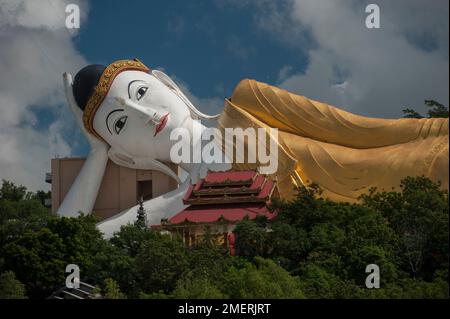 Myanmar, autour de Mandalay, Monywa, Bodhi Tataung, Bouddha couché Banque D'Images