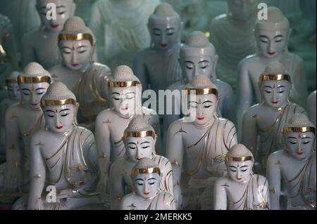 Myanmar, Mandalay, Temple de Mahamuni, statues en marbre souvenirs Banque D'Images