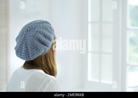 Femme portant un chapeau en forme de crocheté Banque D'Images