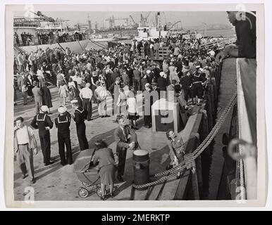 Photographie de la foule au port de Boston après le sauvetage de Bermuda Sky Queen par USCGC Bibb. Banque D'Images