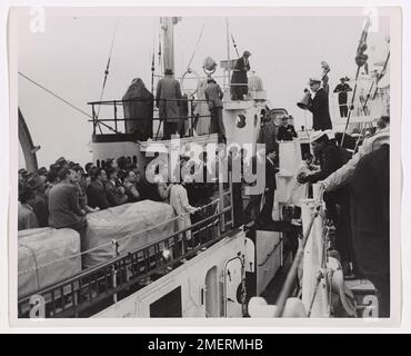 Le U.S. Coast Guard Cutter Bibb est montré en train de secourir des passagers du Bermuda Sky Queen après avoir rencontré une situation de détresse. L'opération de sauvetage souligne le rôle de la Garde côtière dans la sécurité des passagers lors d'urgences maritimes. Banque D'Images