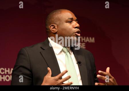 David Lammy, secrétaire adjoint aux Affaires étrangères du Parti travailliste, s'exprimant à la Chatham House à Londres le 24 janvier 2023 Banque D'Images