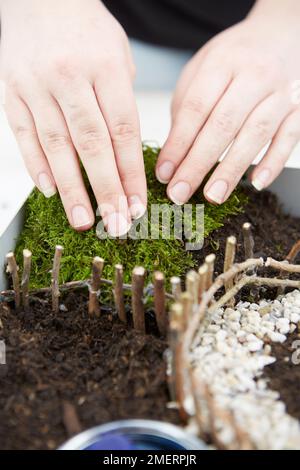 Faire une mini ferme de jardin pour enfants Banque D'Images