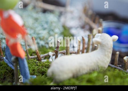 Mini-ferme de jardin pour enfants, figurine de mouton Banque D'Images