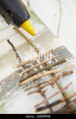 Mini-ferme jardin pour enfants, fabrication de clôture en bois à partir de brindilles Banque D'Images