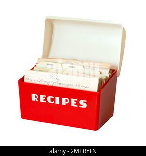 1950s boîte de recettes Lustrow moderne en plastique rouge et blanc du milieu du siècle avec des cartes postales manuscrites pour une collection de recettes de la famille et des amis. Banque D'Images