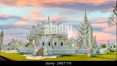 Coucher de soleil au Temple blanc de Chiang Rai en Thaïlande, l'un des plus beaux temples de Thaïlande et les plus visités par les touristes de tous les coins du monde Banque D'Images