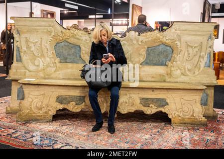 Londres, Royaume-Uni. 24 janvier 2023. Un visiteur se repose sur une grande paire de cassapanca italienne datant de 18th ans au stand Vagabond de la Winter Decorative Fair, la plus grande et la plus longue foire artistique et artistique de la capitale. Antiquités fines et formelles, 20th Century design du 1700s au 1970s sont offerts par 120 exposants à Evolution Londres à Battersea Park jusqu'au 29 janvier. Credit: Stephen Chung / Alamy Live News Banque D'Images